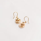 aretes espiral dorados  sobre fondo blanco