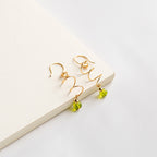 Aretes espiral con cuentas piedras naturales verdes sobre fondo blanco