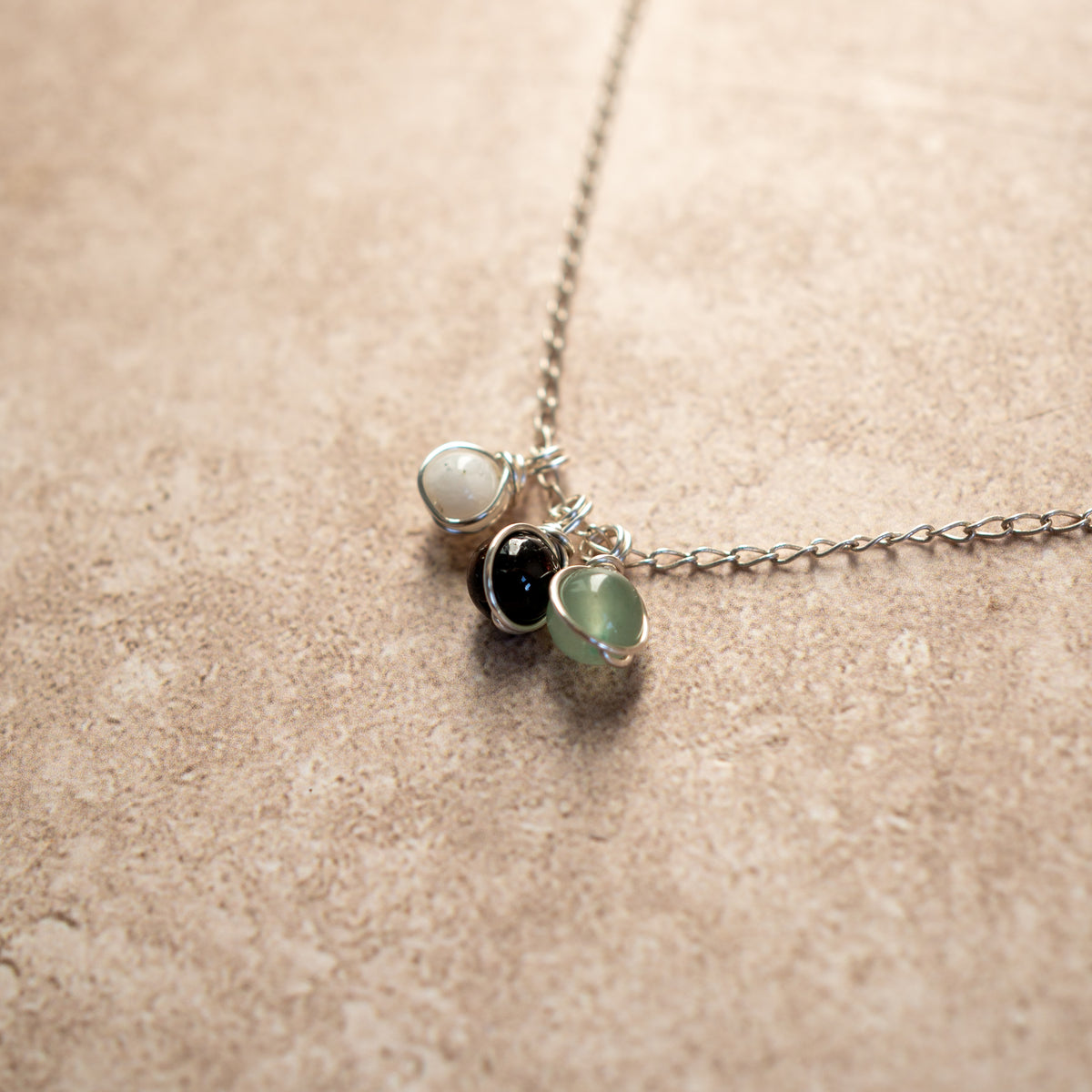 Collar multiple piedras de nacimiento hecho a mano